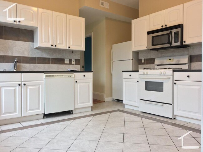 Building Photo - Great 2nd floor 3 bedroom unit, in heart of Brighton