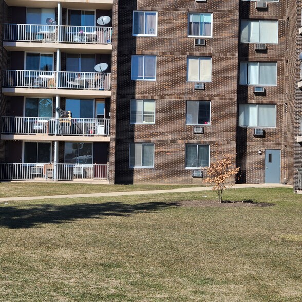 Building Photo - 225 S Rohlwing Rd