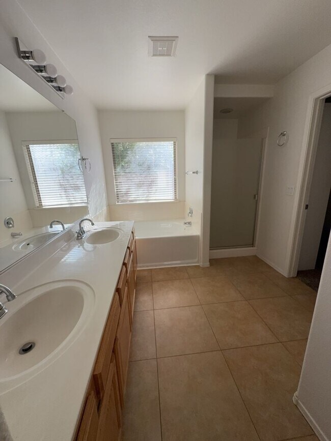 Building Photo - 3bedrom 2 bath