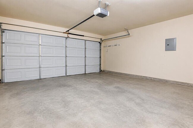 Building Photo - 1713 Sumac Dr