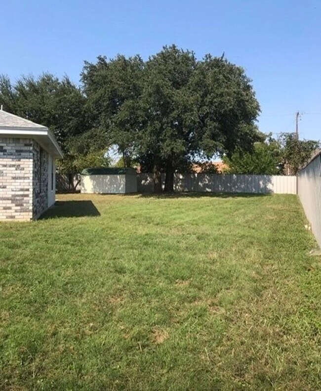 Building Photo - Available Now! 3 Bed 2 Bath