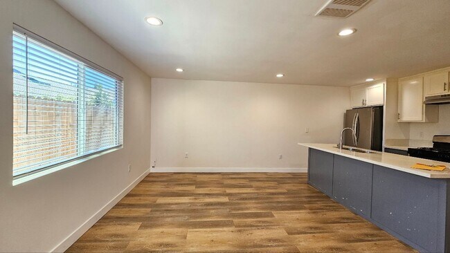 Building Photo - 326 E 73rd St
