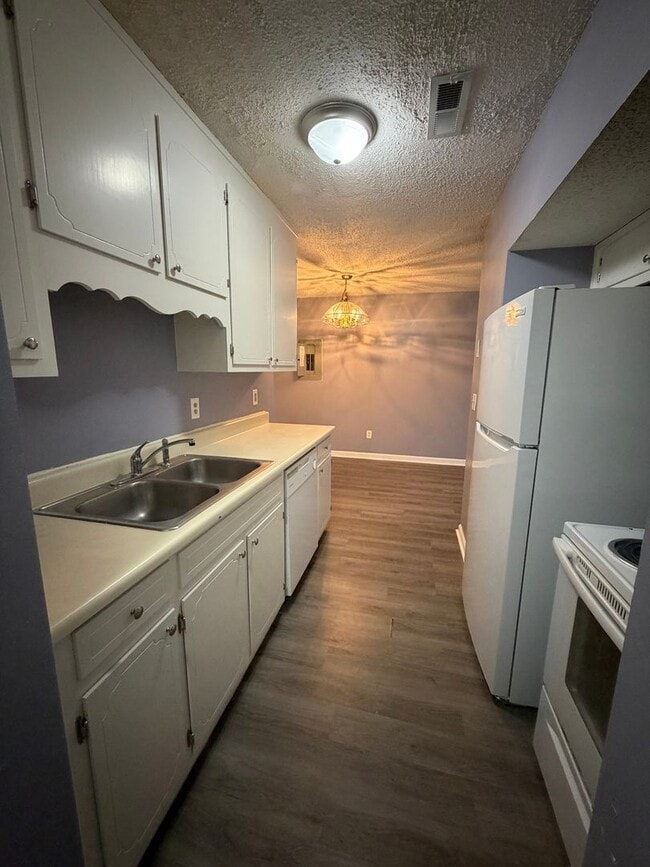 Building Photo - 3 Bd 2 Ba 1200 sq ft Townhouse