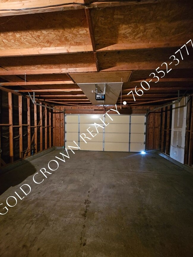 Building Photo - 2402 Lenrey Ave