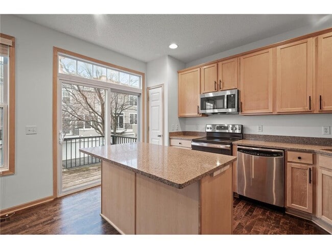 Building Photo - 9995 Wildflower Dr