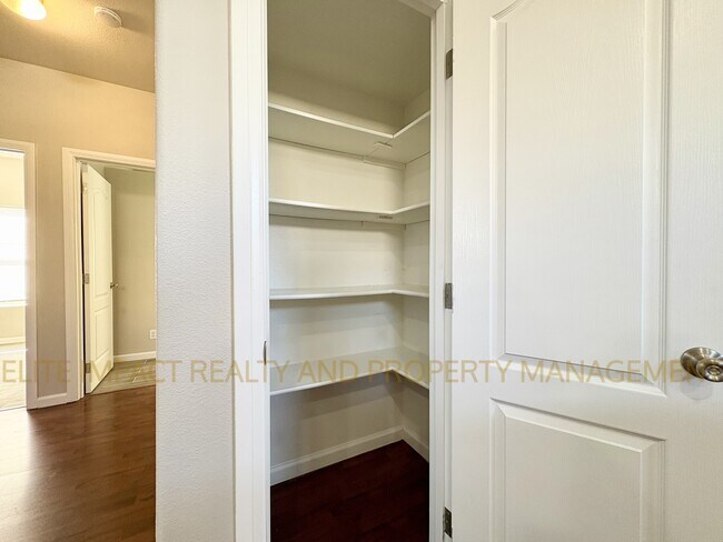 Building Photo - 4247 E White Water Dr