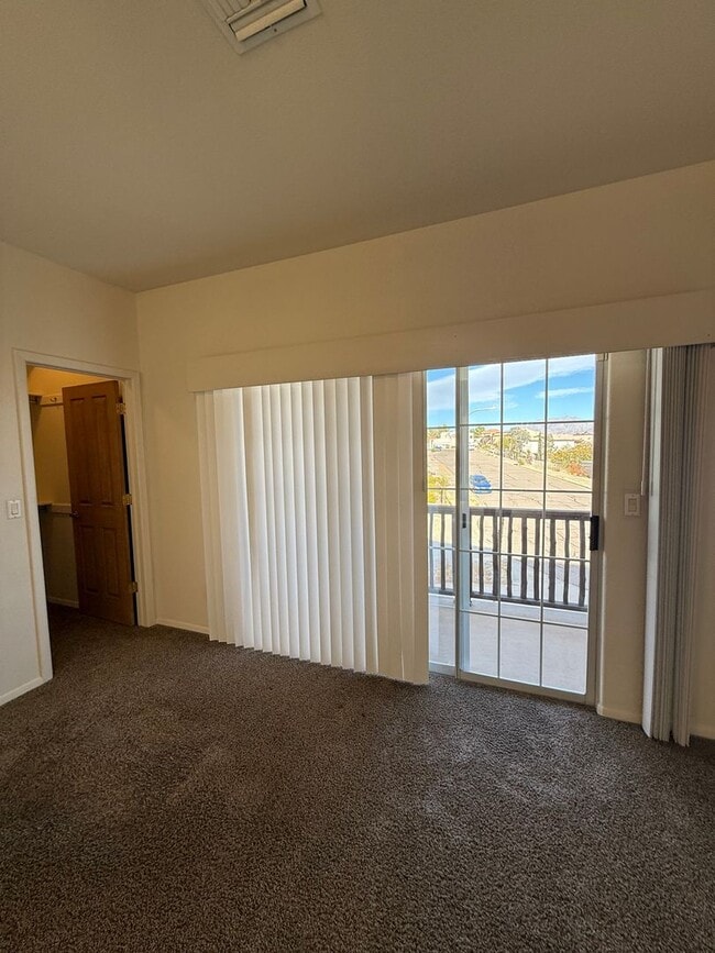 Building Photo - Beautiful 3 Bedroom/2.5 Bathroom Home Located off Roadrunner