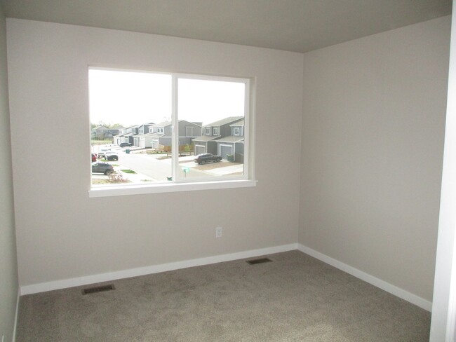 Building Photo - Brand New Berthoud Property facing the Mou...