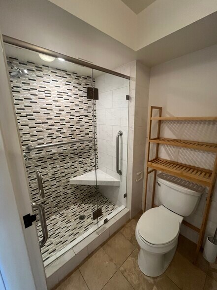 Master Bath - 500 W Harbor Dr