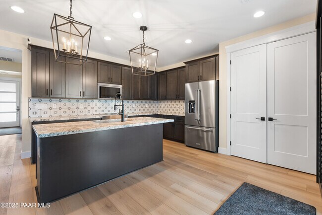 Building Photo - 5999 Finch Pl