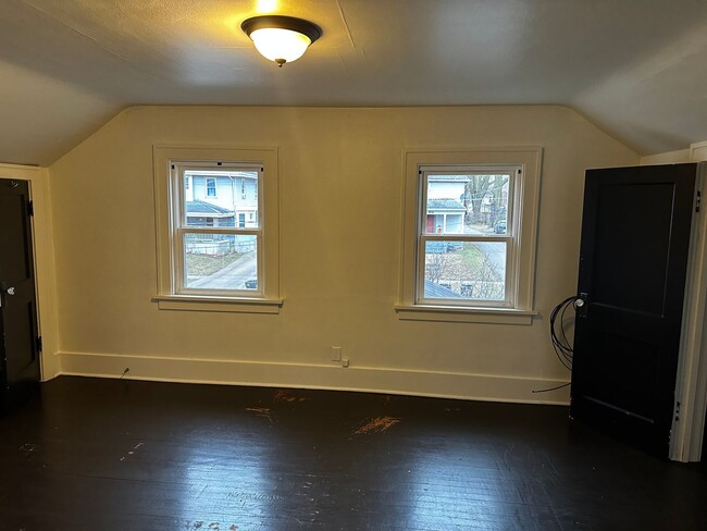 Building Photo - FREE JANUARY RENT!!! Charming 3-bedroom, 1...