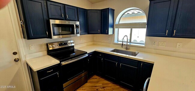 Building Photo - 841 E Lovegrass Dr