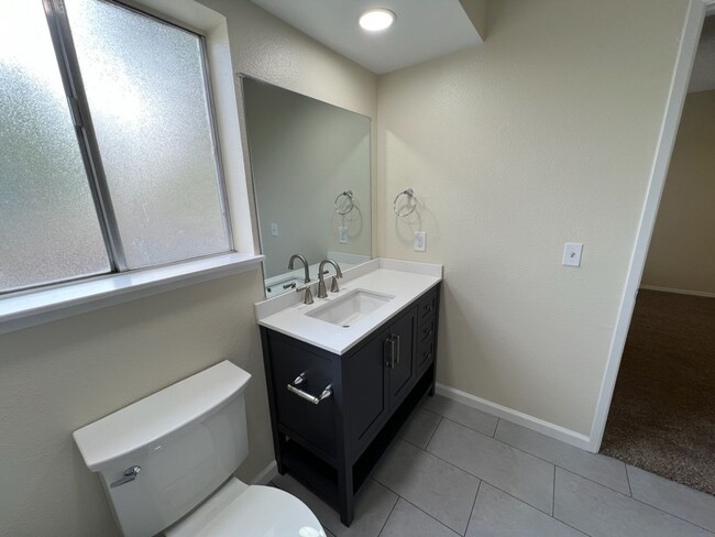 Building Photo - Updated 2 bedroom condo located in a gated...