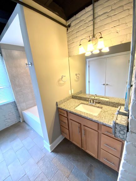 Guest Bath - 1016 Jefferson St