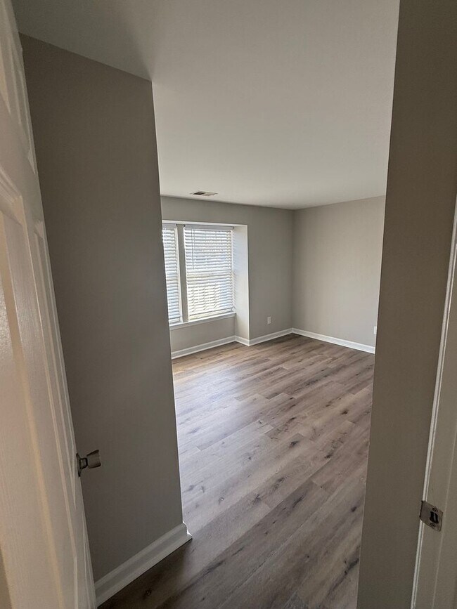 Building Photo - 3 BEDROOM CONDO. Walking Distance to Unive...