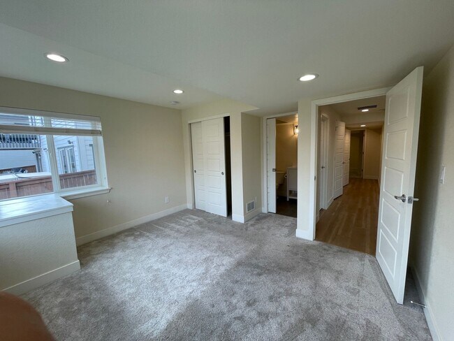 Building Photo - Perfect Location and Perfect Condition!