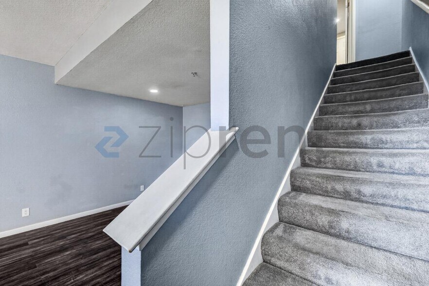 Building Photo - Unit