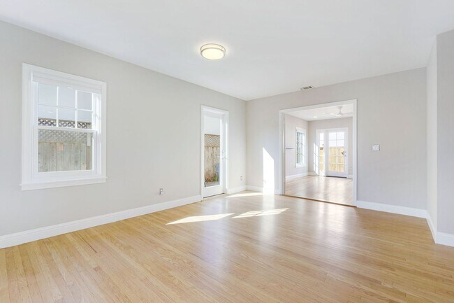 Building Photo - 815 Sweetbriar Rd