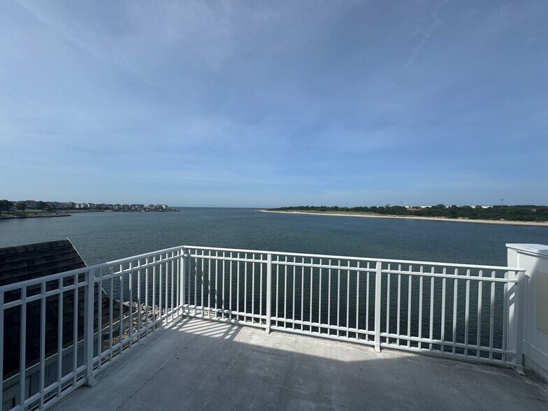 Building Photo - 9462 Bay Front Dr
