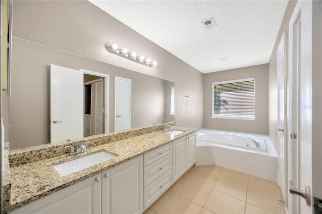 Building Photo - 9481 Highland Oak Dr