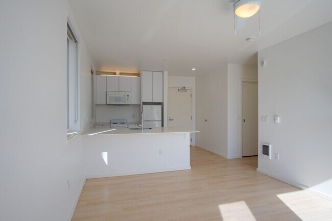Building Photo - Modern 2nd Floor Studio with D/W & Washer/...