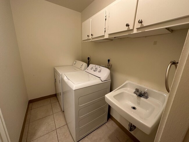 Building Photo - South Tabor 3 Bedroom 1.5 Bath Duplex Unit...