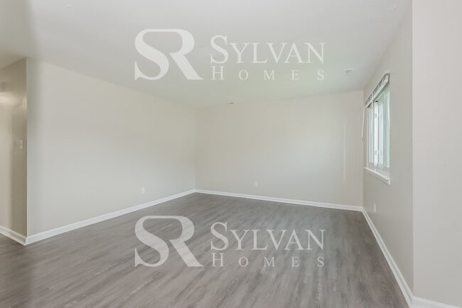 Building Photo - Enjoy living the good life in this 3 bedroom, 1 bathroom home