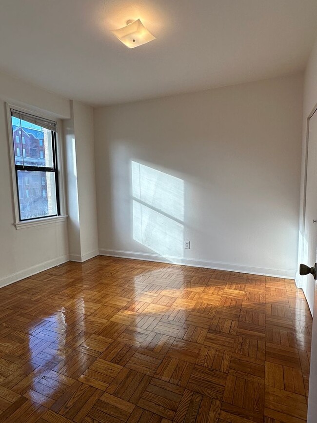 Building Photo - Foggy Bottom One Bedroom, All Utilties Inc...