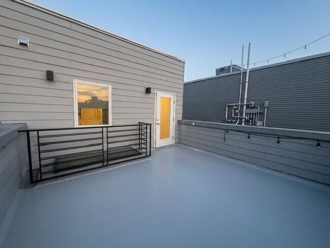 Building Photo - 1331 S Opal St