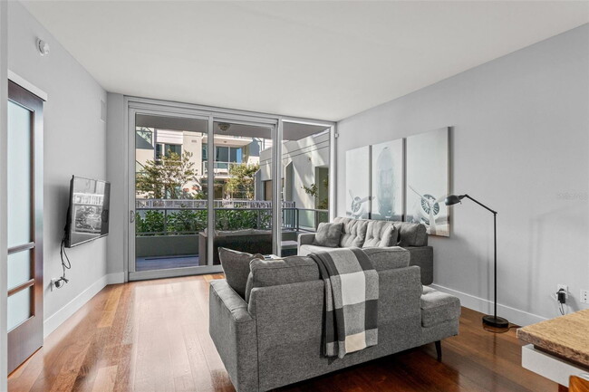 Building Photo - Modern 2 Bed/2 Bath Condo