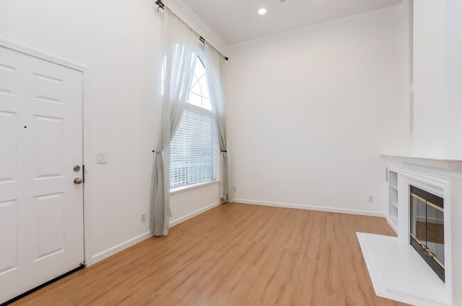 Building Photo - 3 Bed / 2.5 Bath townhome at the Cove in Redwood Shores with garage parking and EV charger. YouTu...