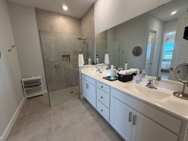 Building Photo - Gated 55+ community with lots of HOA amenities!