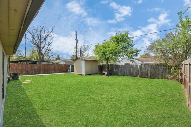 Building Photo - 1404 Briarwood Dr