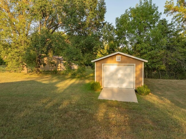 Building Photo - 8430 N Oaklawn Dr