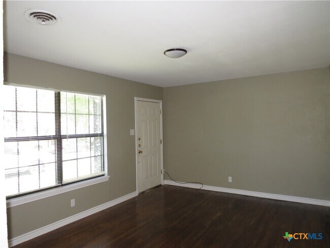 Building Photo - 504 McArthur Dr