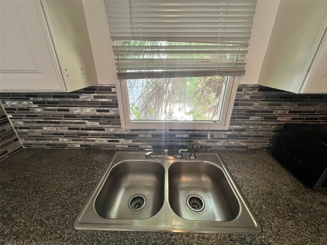 Building Photo - 1514 W 14th St