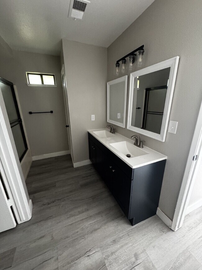 Building Photo - Newly Renovated 2-Bed, 2-Bath Condo at 3559 Guadalupe