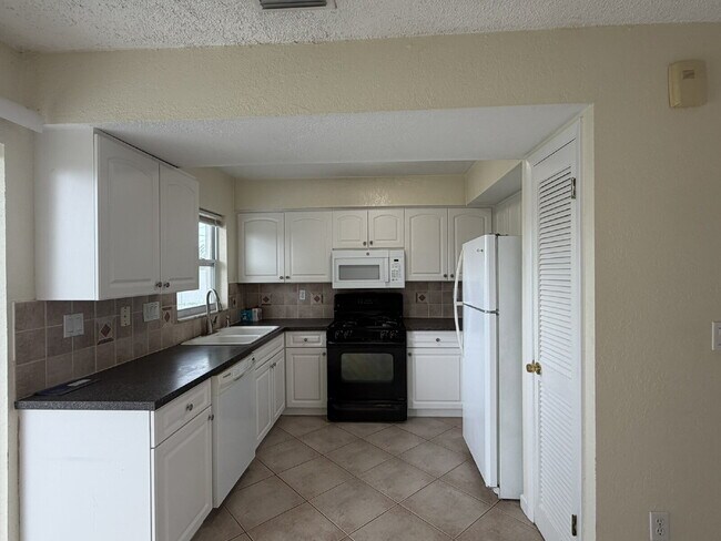 Building Photo - "Charming 3-Bedroom with 2 Full Baths in North Port"