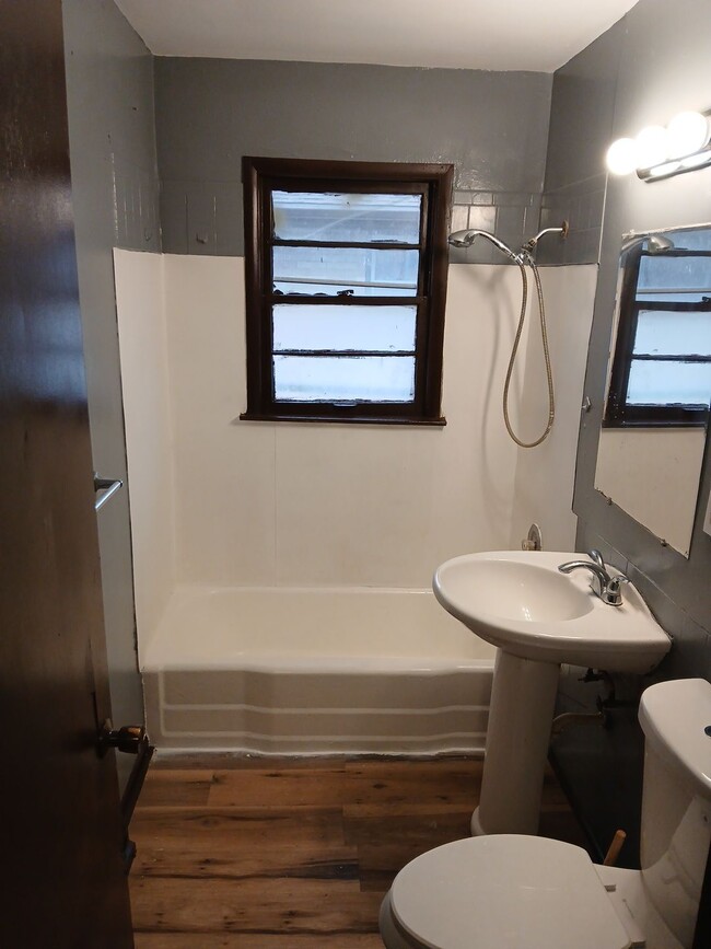 Building Photo - 1023 Irving Ave