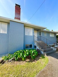 Building Photo - Completely Remodeled House!