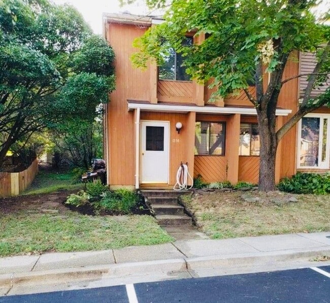 Primary Photo - Broadneck Schools! End unit Townhome in Wa...