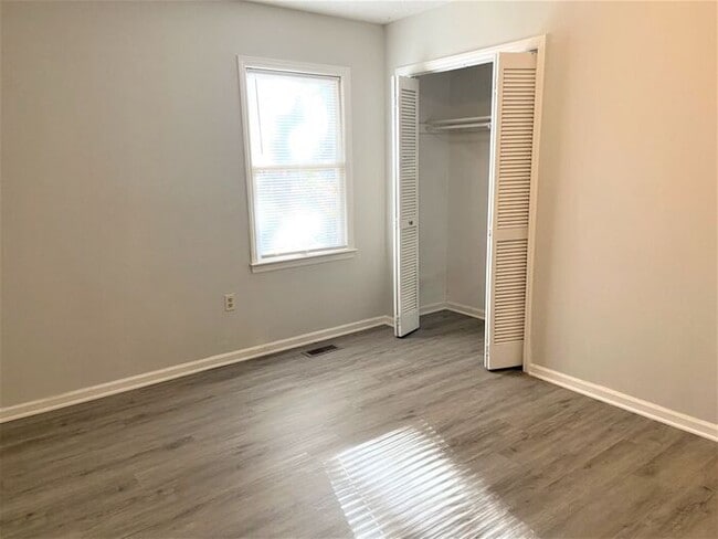 Building Photo - Charming Brick Ranch on a Cul-de-sac! MOVE...