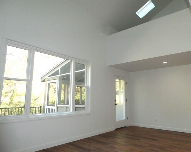 Building Photo - 3 Bedroom 2 Bath Home- Old South West