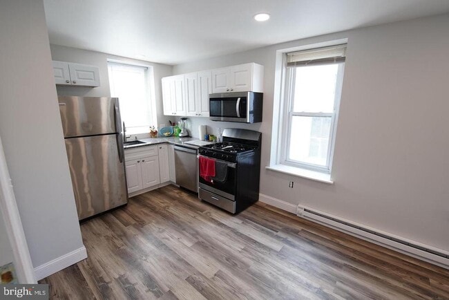 Building Photo - 409 Hermitage St