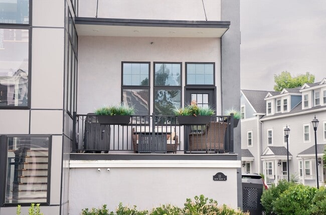 Building Photo - 11 S Mason St