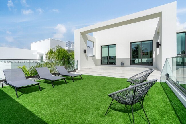 Building Photo - 1311 Bay Dr