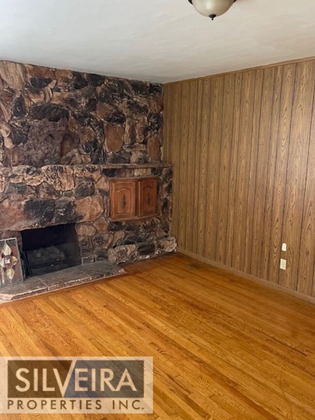 Building Photo - Inviting 2 Bedroom Home ready and available for rent!