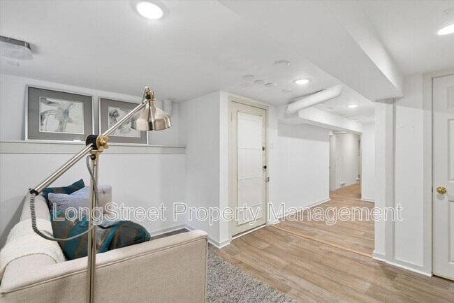 Building Photo - 2338 NW Hoyt St