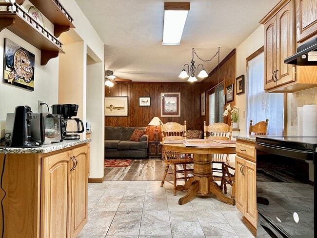 Building Photo - Cute, Comfy & Full of Charm!