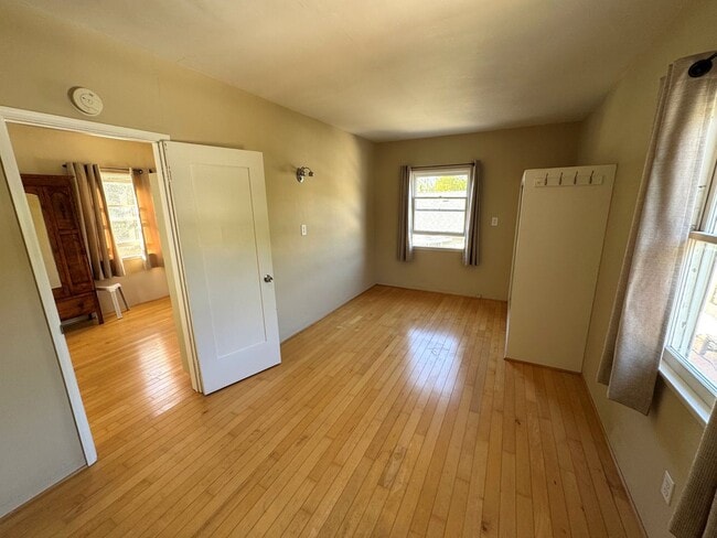 Building Photo - Charming 1 Bedroom Apartment in West Ventura – All Utilities Included!